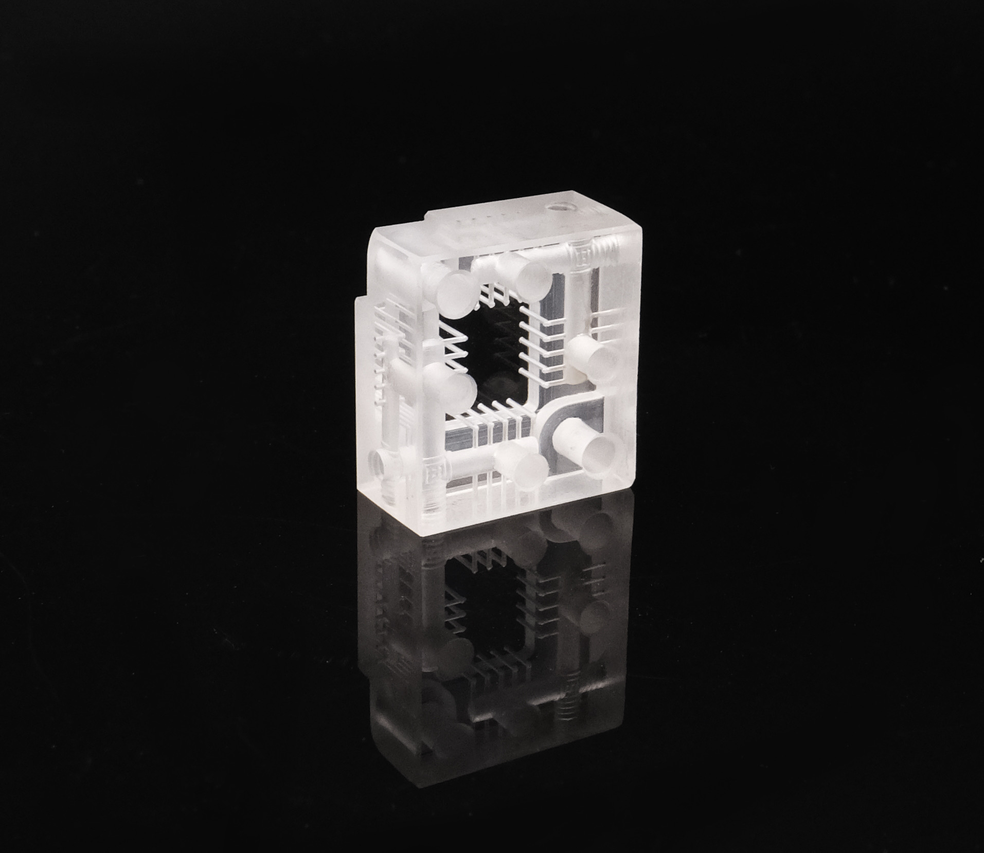 石英微細穴加工プレート（六面加工・最小穴径 φ0.3 mm）
